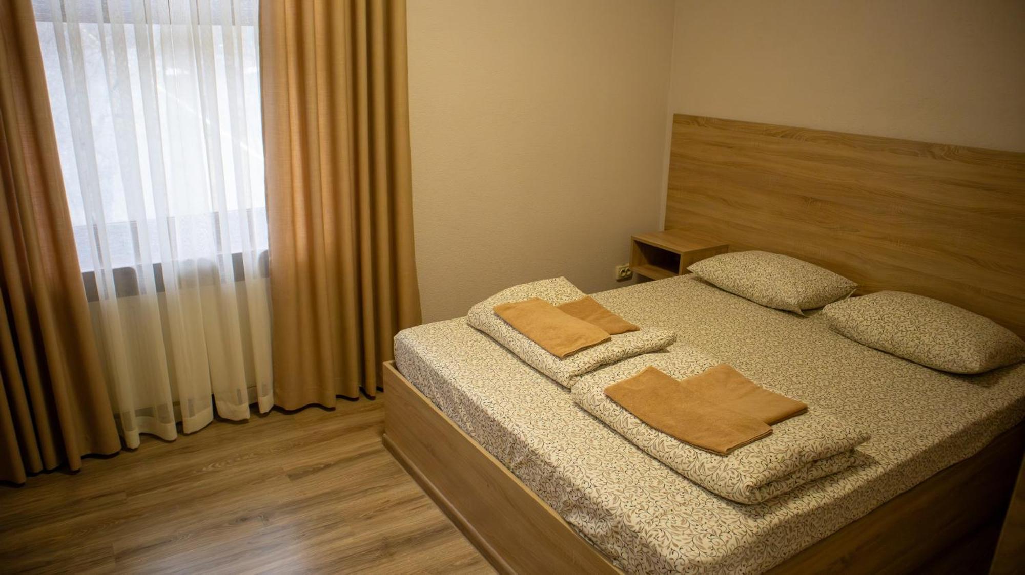 Каприз Hotel Камианец-Подилский Екстериор снимка