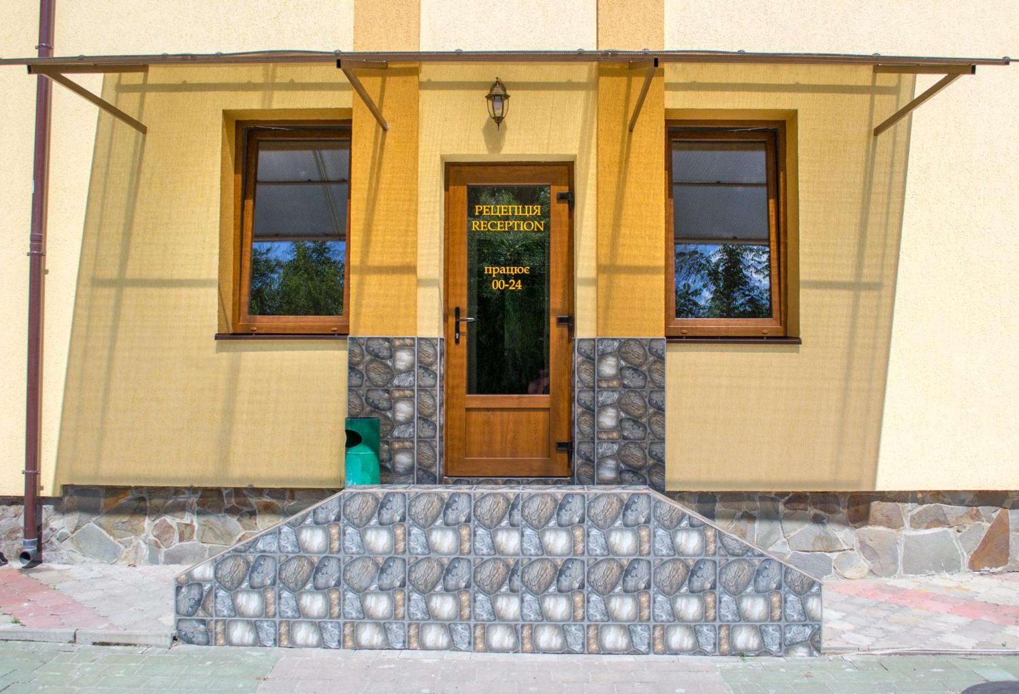 Каприз Hotel Камианец-Подилский Екстериор снимка