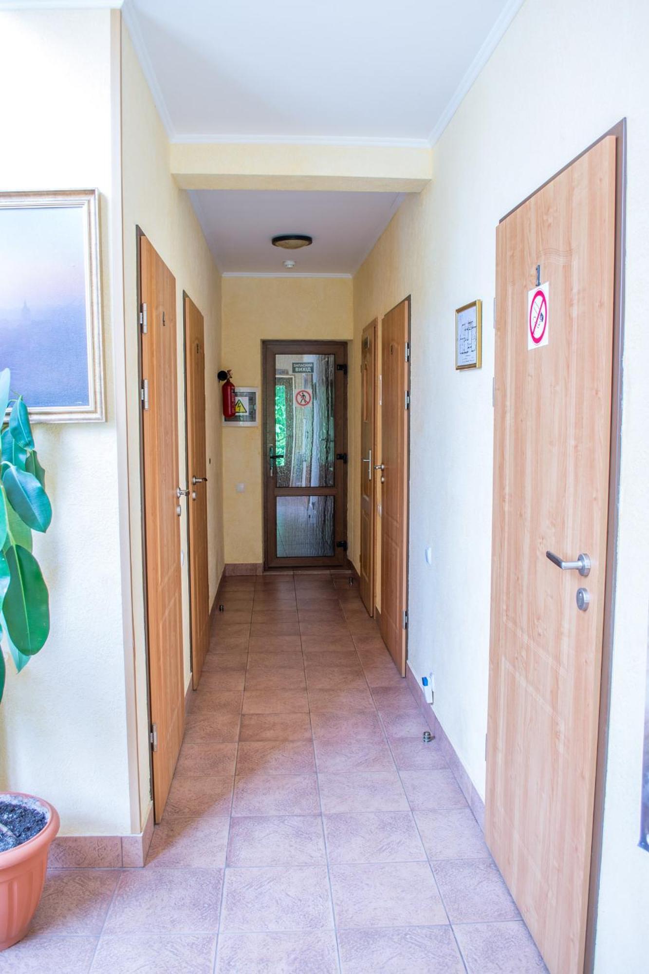 Каприз Hotel Камианец-Подилский Екстериор снимка