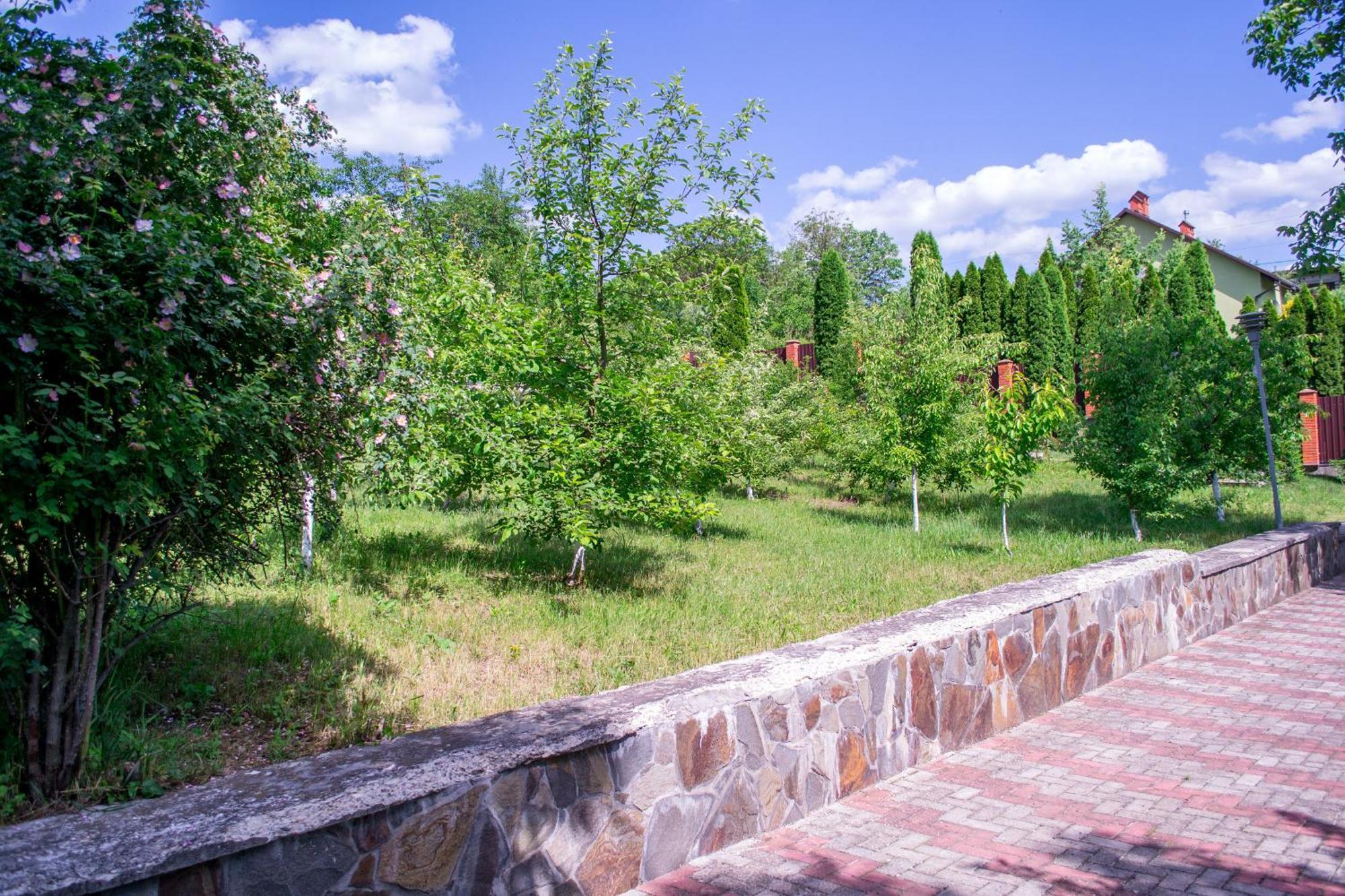 Каприз Hotel Камианец-Подилский Екстериор снимка