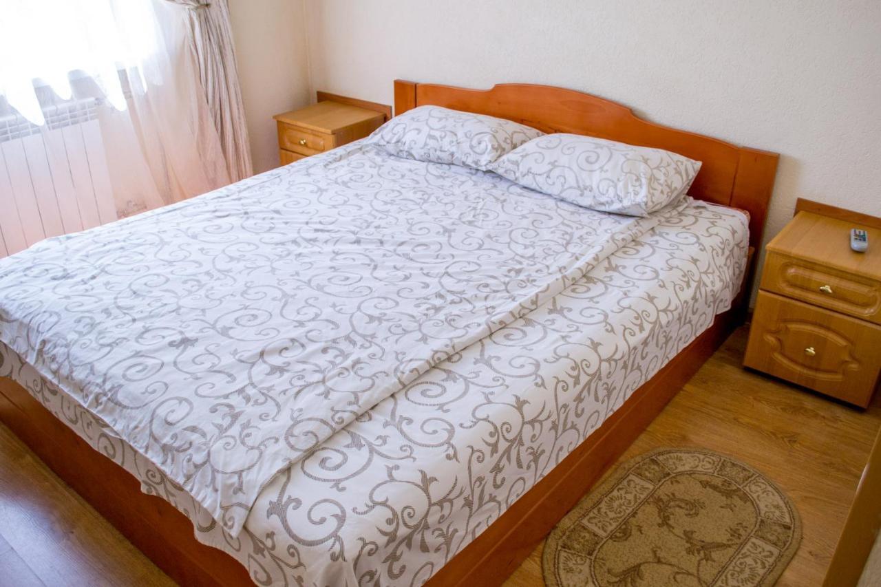 Каприз Hotel Камианец-Подилский Екстериор снимка
