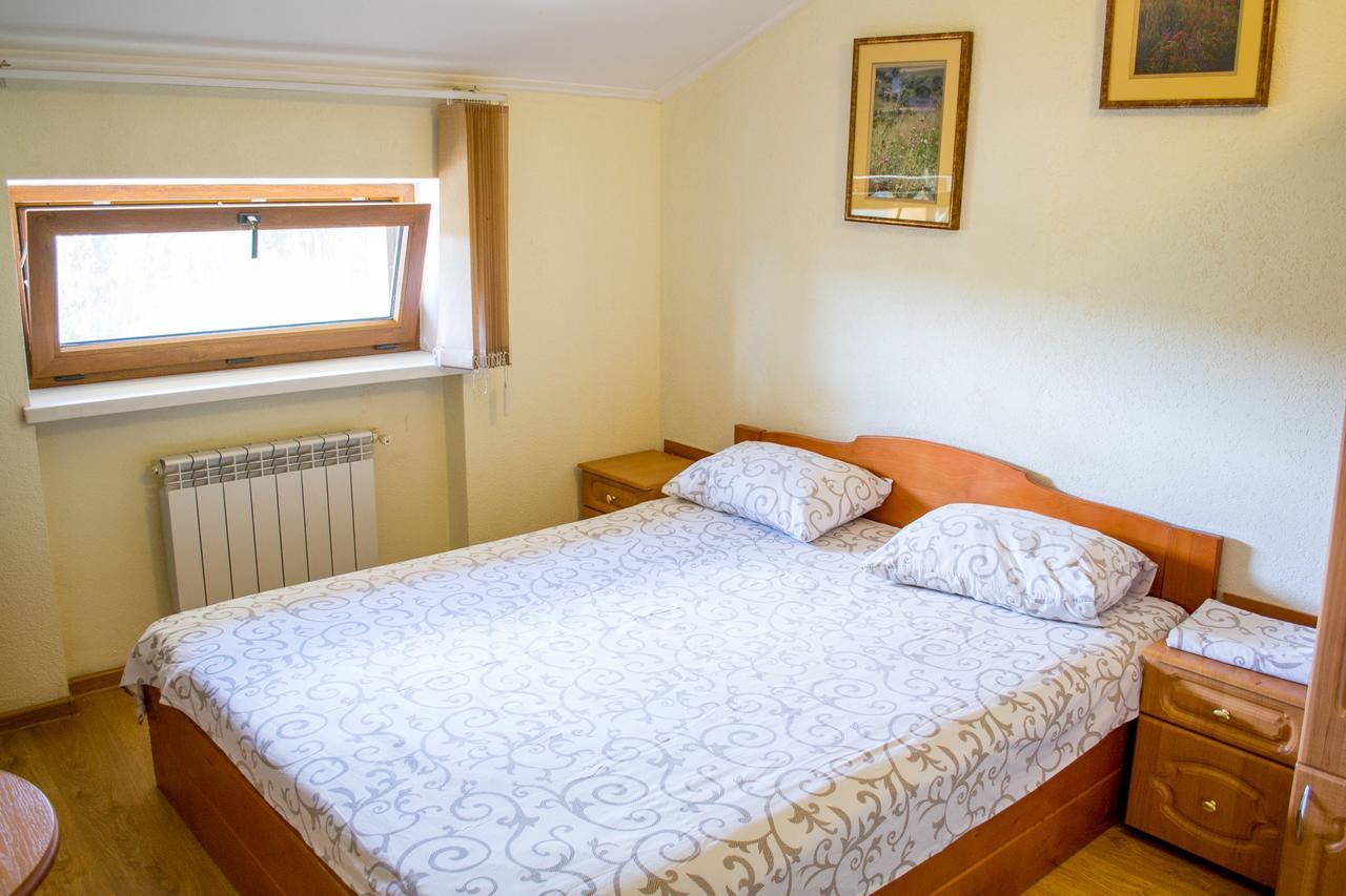 Каприз Hotel Камианец-Подилский Екстериор снимка
